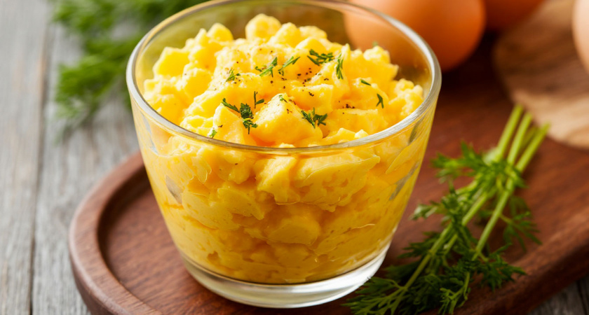 Яичницу на сковородке больше не жарю - беру простой стакан: получается в миллион раз вкуснее и нежнее