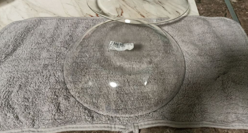 Простейший способ убрать слой клея от наклейки с посуды и не только