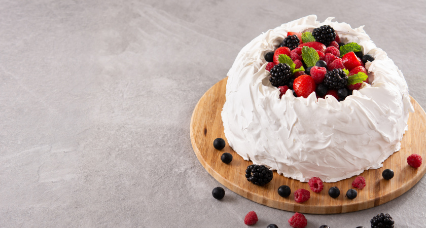 Торт «Зимняя сказка» за 15 минут: нежнейший десерт на Новый год — без муки и выпечки