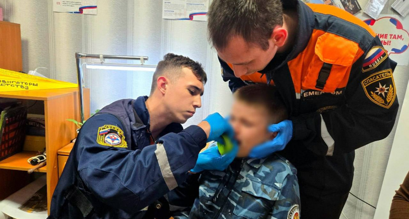 Челябинский школьник засунул язык в горлышко спортивной бутылки и застрял