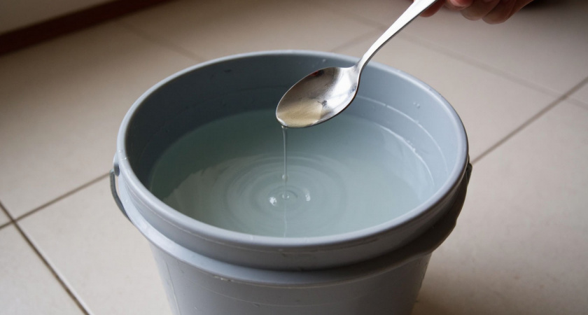 3 чайные ложки в ведро - полы словно отполировали: пыли и разводов не вижу 3 недели