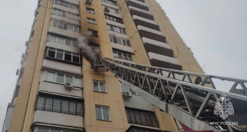 Челябинские спасатели вызволили людей из горящей многоэтажки