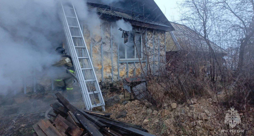 В Челябинской области 11 человек тушили загоревшийся частный дом