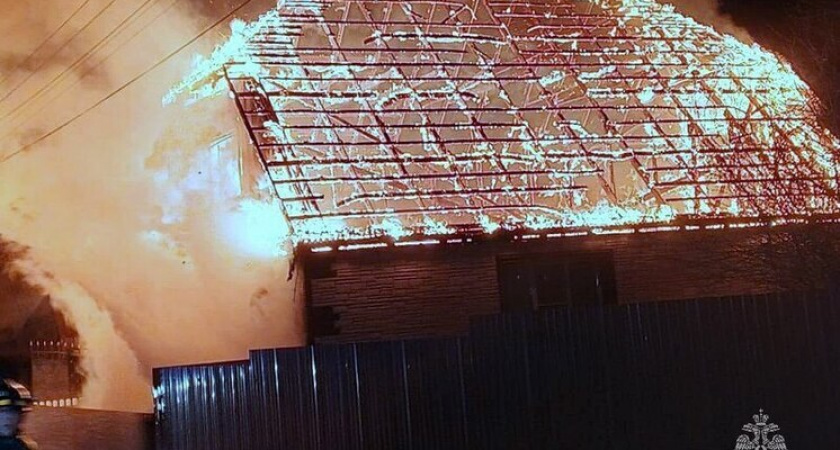 В Челябинской области полицейские вытащили инвалида из горящего дома 