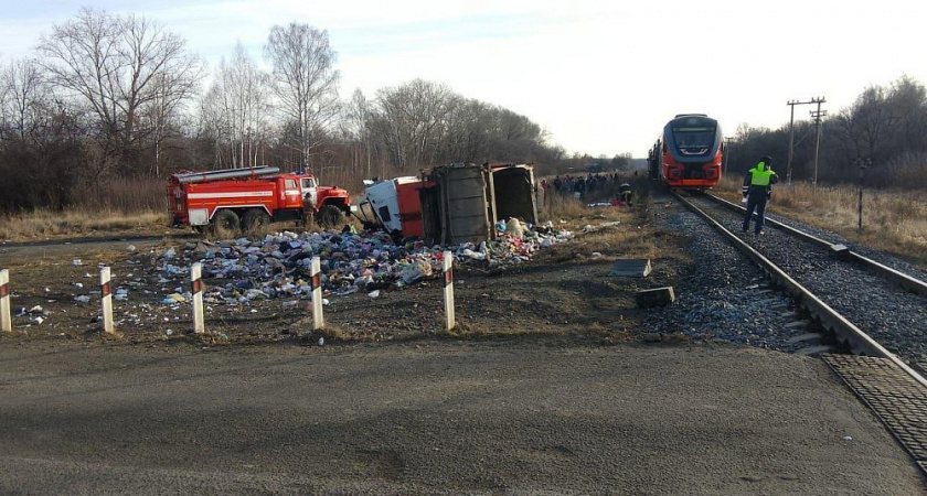 Два человека пострадали в аварии с мусоровозом и электричкой в Челябинской области 