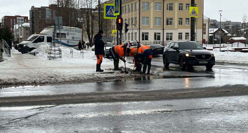 На улицы Челябинска вышли специалисты и техника для борьбы с гололедом