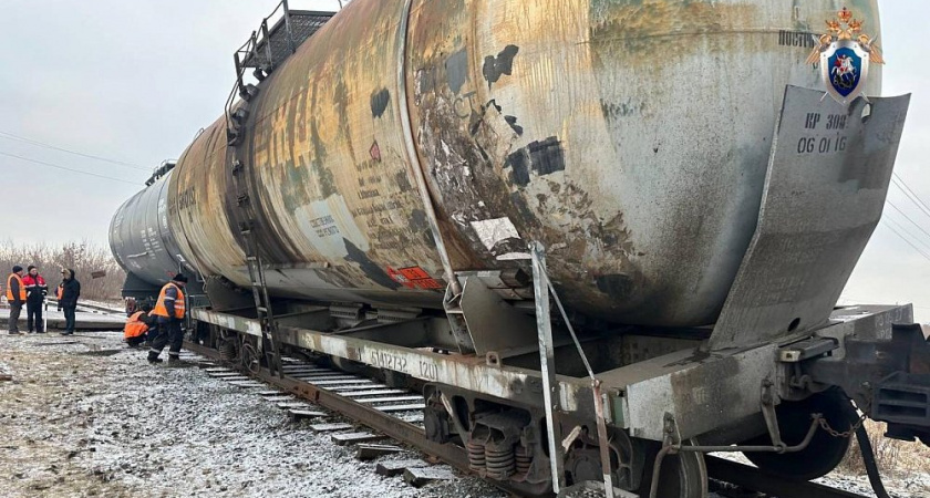 В Челябинской области во время маневров две цистерны с бензином сошли с рельсов