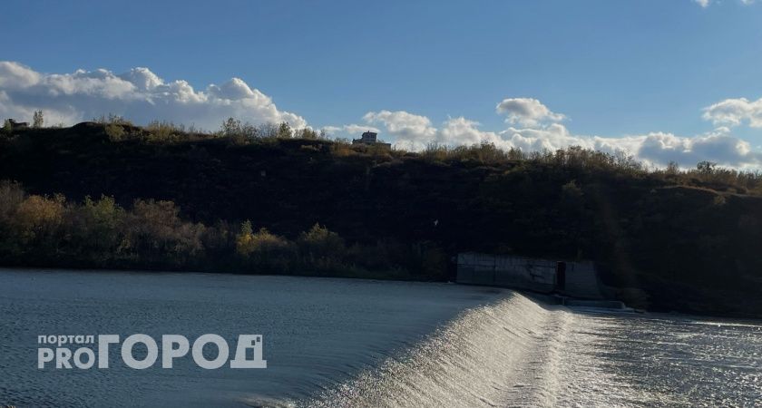 В Челябинске спасатели вновь борются с загрязнениями реки Миасс: источник пятен неизвестен