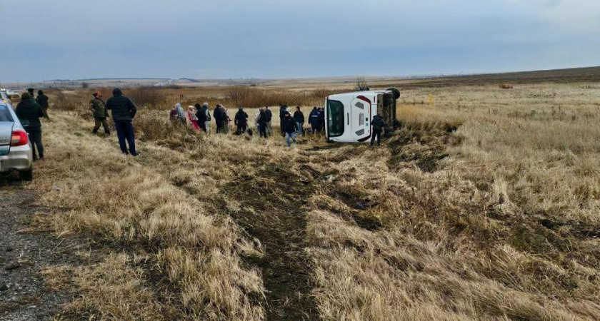 В Челябинской области автобус с юными футболистами съехал в кювет