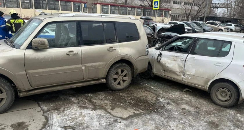 Нетрезвый водитель иномарки протаранил шесть припаркованных машин в Челябинске