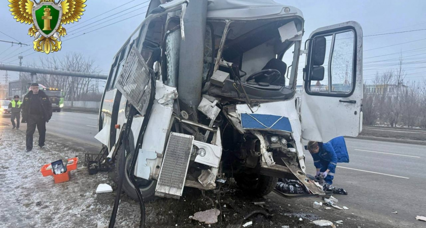 Видео с места аварии пассажирского микроавтобуса в Челябинске попало в сеть