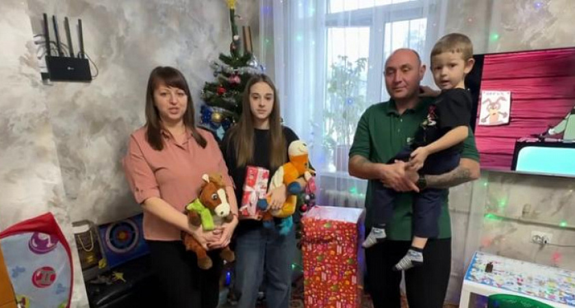 Губернатор Челябинской области исполнил новогодние мечты детей из Ясиноватой