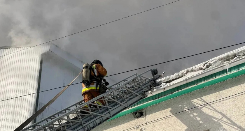 В Миассе крупный пожар в ТЦ «Малахит» локализован на площади 450 квадратов