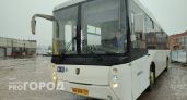 Из челябинского автобуса двое молодых парней вынесли огнетушитель