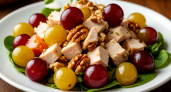 Яркий салат «Грезы снегурочки» станет самым главным на новогоднем столе: изумительное сочетание винограда и курицы — все дело в 1 ингредиенте