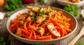 Забудете про оливье: вкусный салат «Лисичка» — новый фаворит с курицей и корейской морковью