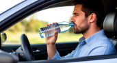 Почему нельзя пить воду за рулем и пропускать пешеходов? Самые необычные ПДД