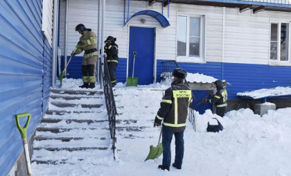 Челябинские пожарные расчистили от снега территорию подшефного Центра помощи детям «Акварель»