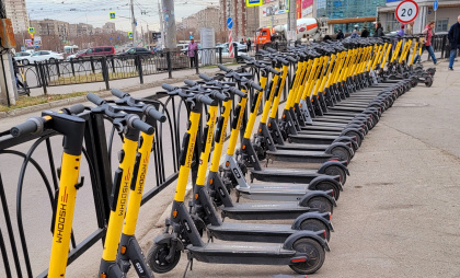 В Челябинской области утвердили штрафы для электросамокатчиков за езду в парках и брошенные самокаты